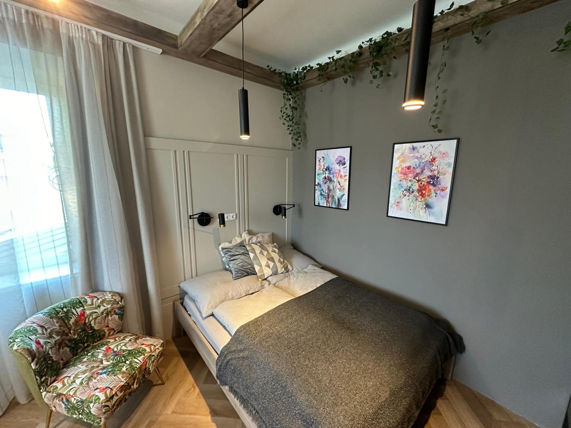 Book-a-room 32 *