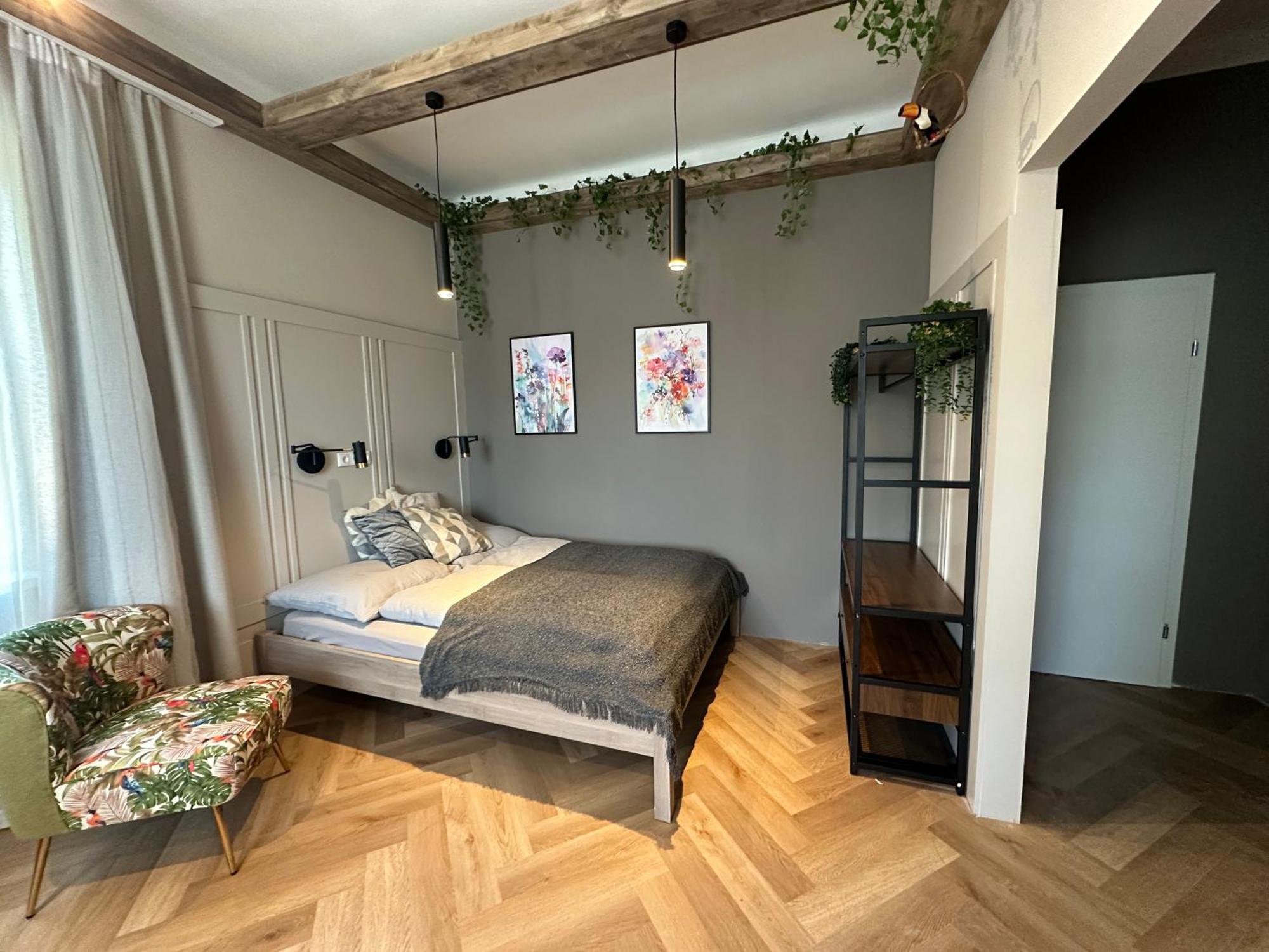 Book-a-room 32 *